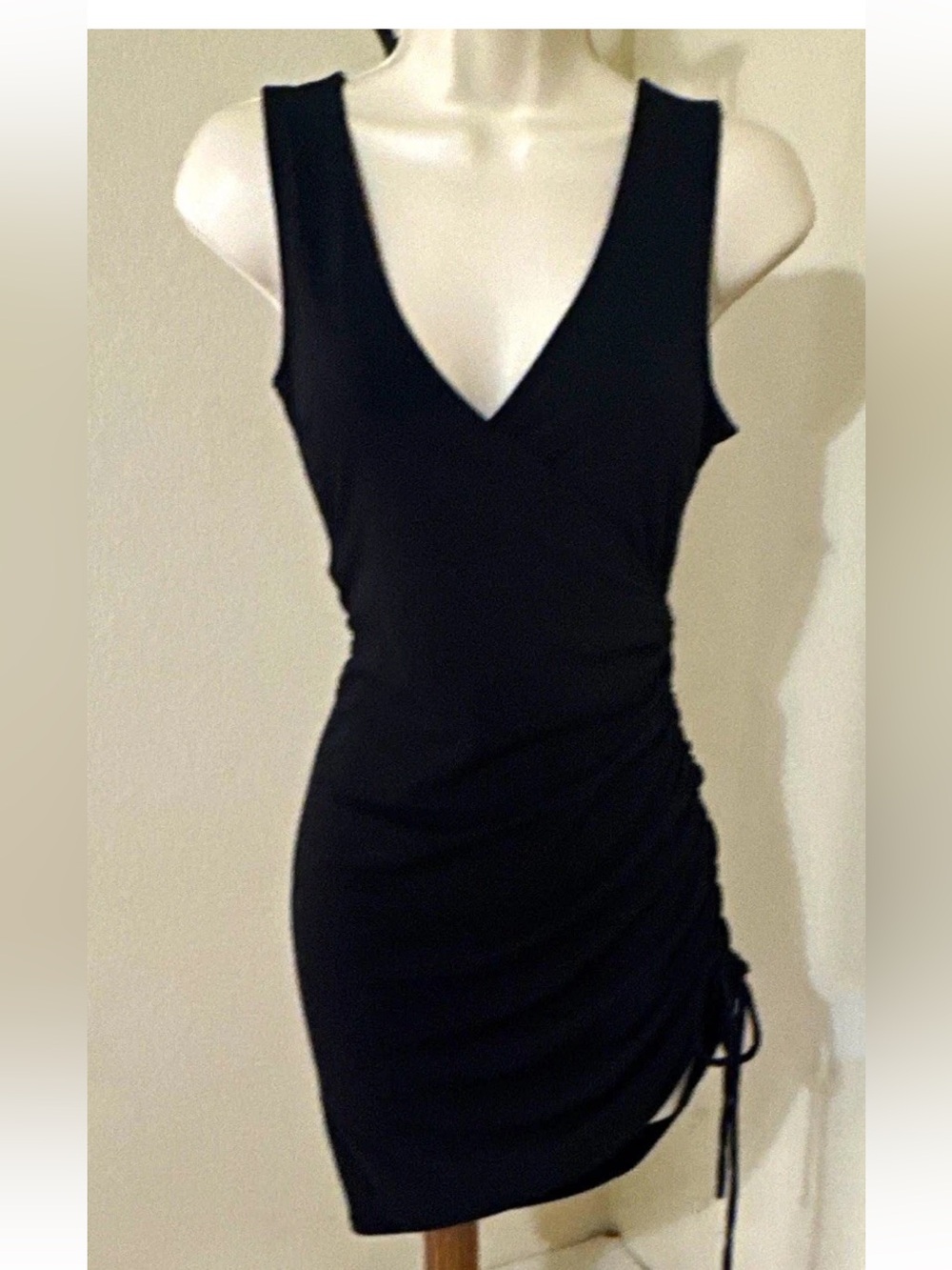Windsor Black Solid V-Neck Strappy Sleeveless Ruched Bodycon Mini Dress M